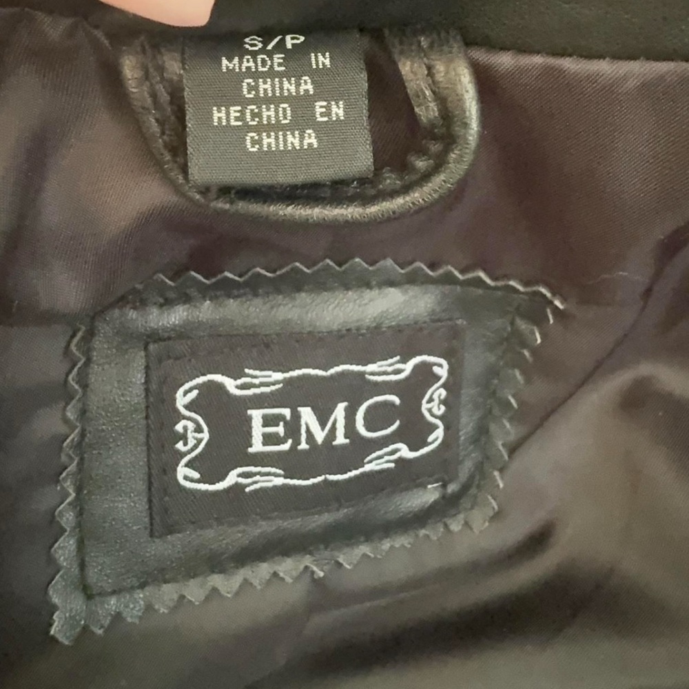 Sleek Black Leather Jacket for Women - Picture 3 of 3